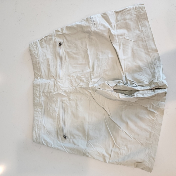 L.L. Bean Nylon Khaki Shorts Woman's 10 Zipper Cargo Pocket Stretch Waist EUC - Picture 2 of 11